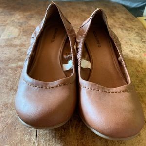 Mossimo tan shoe with low wedge heel
